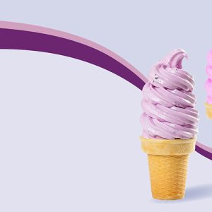 Drei Eistüten mit weichem Eis in lila, pink und grün auf einem sanften, geschwungenen Hintergrund.