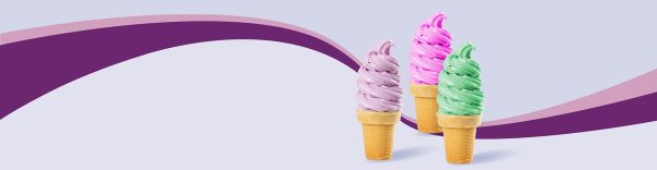 Drei Eistüten mit weichem Eis in lila, pink und grün auf einem sanften, geschwungenen Hintergrund.