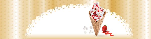 Eiswaffel mit bunten Streuseln, Sahne und Erdbeersauce, auf einem goldfarbenen Hintergrund mit Spitzenmuster.