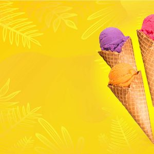 Drei Waffel-Eisbecher mit lila, orange und grünem Eis, angeordnet in einer V-Form auf gelbem Hintergrund.