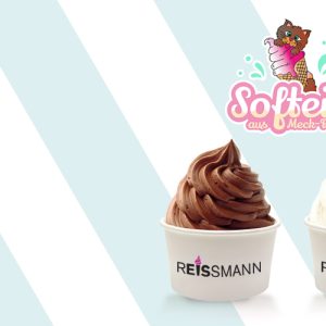 Zwei Becher mit Eiscreme, einer mit brauner Schokoladensorte und einer mit heller Vanillesorte, auf einem diagonalen gestreiften Hintergrund. Oben das Logo 'Softies' mit einer Cartoon-Figur.