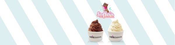 Zwei Becher mit Eiscreme, einer mit brauner Schokoladensorte und einer mit heller Vanillesorte, auf einem diagonalen gestreiften Hintergrund. Oben das Logo 'Softies' mit einer Cartoon-Figur.