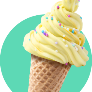 Gelbes Softeis mit bunten Streuseln in einer Waffel. Die Eiskugel hat eine spiralförmige Form und ist auf einem hellgrünen Hintergrund platziert.