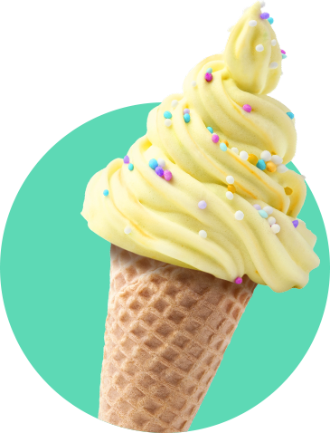 Gelbes Softeis mit bunten Streuseln in einer Waffel. Die Eiskugel hat eine spiralförmige Form und ist auf einem hellgrünen Hintergrund platziert.