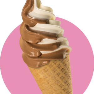 Eistüte mit zwei Sorten Softeis, eine helle und eine dunkle, in spiralförmiger Anordnung. Waffelcone mit rautenförmigem Muster.