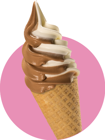 Eistüte mit zwei Sorten Softeis, eine helle und eine dunkle, in spiralförmiger Anordnung. Waffelcone mit rautenförmigem Muster.