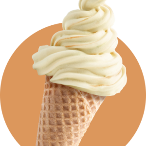 Eiswaffel mit einer großen Portion hellgelber, cremiger Eiskugel, die spiralförmig auf der Waffel sitzt.