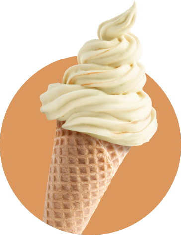 Eiswaffel mit einer großen Portion hellgelber, cremiger Eiskugel, die spiralförmig auf der Waffel sitzt.